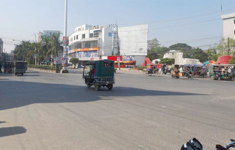 রাজশাহীতে দুইদিন ধরে চলছে বাস ধর্মঘট। তবে এবার নতুন করে শুরু হয়েছে সিএনজিচালিত অটোরিকশা ও থ্রিহুইলারের ধর্মঘট। আজ ভোর ৬টা থেকেই সড়কে অবাধ চলাচল ও হয়রানিমুক্ত রেজিস্ট্রেশনের দাবিতে রাজশাহীতে অনির্দিষ্টকালের জন্য চলছে এ ধর্মঘট। ছবি: জাগো নিউজ