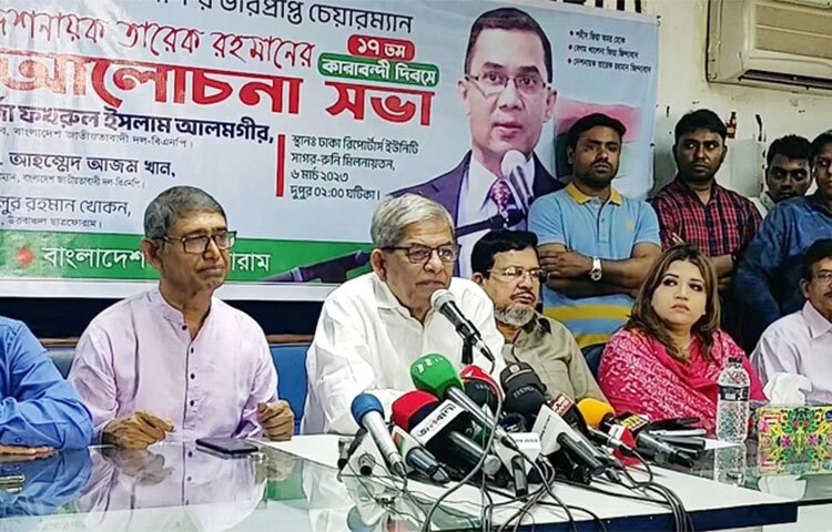 আওয়ামী লীগ সবসময়ই গণতন্ত্রের বিরুদ্ধে অবস্থান নিয়েছে মন্তব্য করে বিএনপি মহাসচিব মির্জা ফখরুল ইসলাম আলমগীর বলেছেন, আওয়ামী লীগ সরকার দেশকে খাদের কিনারে নিয়ে গেছে। আজ বিকেলে ঢাকা রিপোর্টার্স ইউনিটিতে অনুষ্ঠিত এক আলোচনা সভায় তিনি এসব কথা বলেন। ছবি: মাহবুব আলম