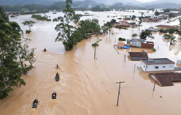 প্রবল বৃষ্টিপাতের জেরে ব্রাজিলে আকস্মিক বন্যা দেখা দিয়েছে। এতে পানিবন্দি হয়ে পড়েছে শত শত পরিবার। তাদের উদ্ধারে এরই মধ্যে কাজ শুরু করেছেন উদ্ধারকর্মীরা। ছবি: সংগৃহীত