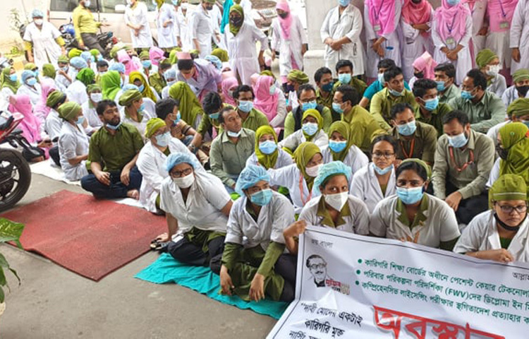 মানববন্ধনে বক্তব্য রাখেন নার্সেস সংগ্রাম পরিষদের মুখপাত্র মোহাম্মদ ইকবাল হোসেন সবুজ, আনিসুর রহমান ও মো. কামাল হোসেন পাটোয়ারী প্রমুখ। ছবি: জাগো নিউজ