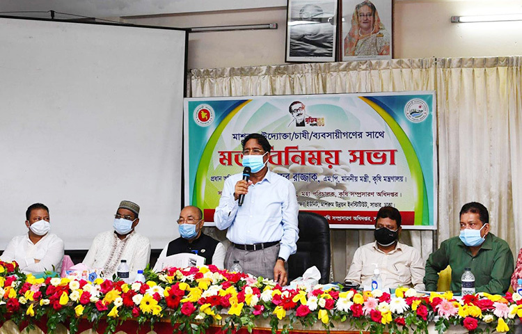 আজ সাভারে মাশরুম উন্নয়ন ইনস্টিটিউটে মাশরুম চাষি ও উদ্যোক্তাদের সঙ্গে মতবিনিময় করেন কৃষিমন্ত্রী ড. মো. আব্দুর রাজ্জাক। ছবি: জাগো নিউজ