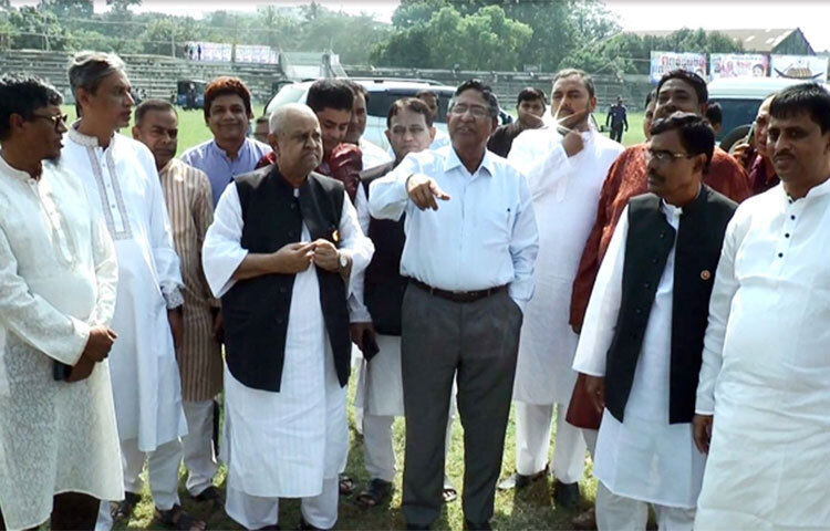 কৃষিমন্ত্রী ড. মো. আব্দুর রাজ্জাক বলেছেন, ‘বিএনপি যতই আন্দোলনের কথা বলুক, কোনো আন্দোলন করতে পারবে না। আমার দৃঢ় বিশ্বাস বিএনপি একটা পর্যায়ে গিয়ে নির্বাচনে আসবে। সেই পরিস্থিতি আমরা সৃষ্টি করবো ইনশাআল্লাহ।’ শুক্রবার (৪ নভেম্বর) বেলা ১১টার দিকে টাঙ্গাইল স্টেডিয়ামে অনুষ্ঠিতব্য জেলা আওয়ামী লীগের সম্মেলনের স্থান পরিদর্শনকালে সাংবাদিকদের প্রশ্নের জবাবে তিনি এ কথা বলেন। ছবি: জাগো নিউজ