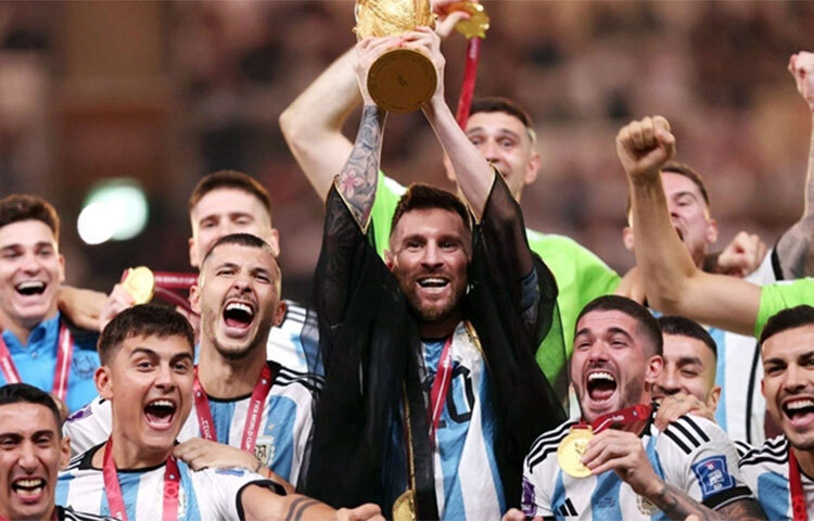 দীর্ঘ ৩৬ বছর পর আর্জেন্টিনা এবারের কাতার বিশ্বকাপ জয় করেছে। ফুটবলের মহাতারকা লিওনেল মেসি ট্রফি হাতে নিয়ে বিশ্বকাপ জয়ের আনন্দে মেতেছেন। ছবি: সংগৃহীত