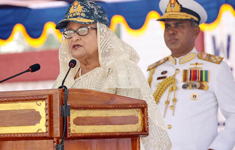 প্রধানমন্ত্রী শেখ হাসিনা আজ চট্টগ্রামের পতেঙ্গায় বাংলাদেশ নেভাল একাডেমিতে (বিএনএ) বাংলাদেশ নৌবাহিনীর ‘মিডশিপমেন্ট ২০২০ আলফা ব্যাচ’ এবং ‘ডাইরেক্ট এন্ট্রি ২০২২ ব্রাভো ব্যাচ’-এর ক্যাডেটদের শীতকালীন রাষ্ট্রপতি কুচকাওয়াজ অনুষ্ঠানে যোগ দিয়ে তিনি এসব কথা বলেন। ছবি: ইয়াসিন কবির জয়