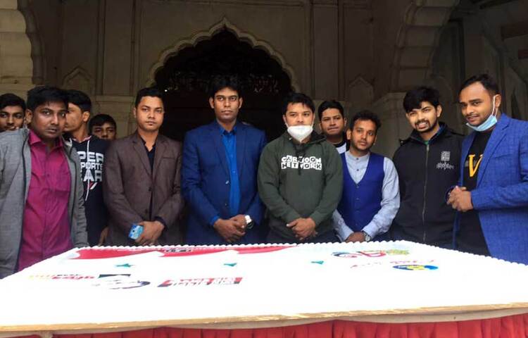 বাংলাদেশ ছাত্রলীগের ৭৩তম প্রতিষ্ঠাবার্ষিকীতে ঢাকা বিশ্ববিদ্যালয়ের কার্জন হলে কেক কাটা হয়। ছবি: সংগৃহীত