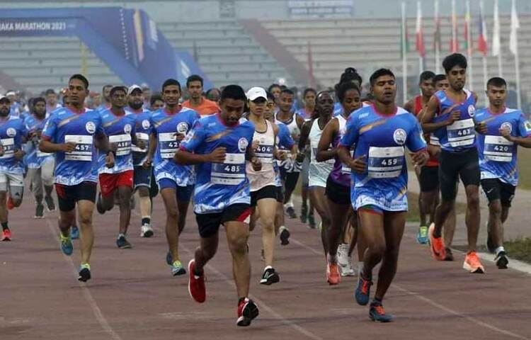 রাজধানীতে আজ থেকে শুরু হয়েছে ‘বঙ্গবন্ধু শেখ মুজিব ঢাকা ম্যারাথন-২০২১’। এ উপলক্ষে বিশেষ কিছু নির্দেশনা দিয়েছে ঢাকা মেট্রোপলিটন পুলিশ (ডিএমপি)। এরমধ্যে রয়েছে যান চলাচল, গাড়ি পার্কিংসহ অন্যান্য নির্দেশনা। ছবি: বিপ্লব দিক্ষিৎ