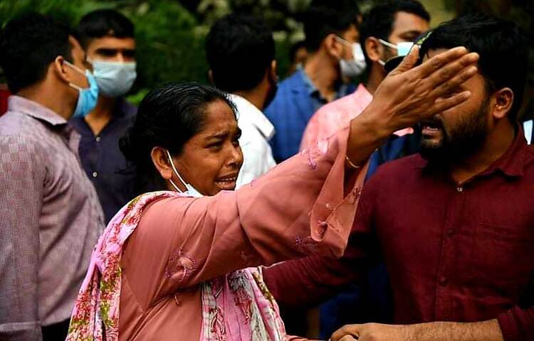 রাজধানীর গুলশান-২ এ ইম্পেরিয়াল ফাইন্যান্সিয়াল সেন্টার নামে ১৪ তলা একটি ভবনের নিচতলায় হঠাৎ বিস্ফোরণে একজন নিহত হয়েছেন। আজ দুপুরে এ ঘটনা ঘটে। ফাইন্যান্সিয়াল সেন্টারের বাইরে নিহতের স্বজনদের আহাজারি দেখা যায়। ছবি: বিপ্লব দিক্ষিৎ
