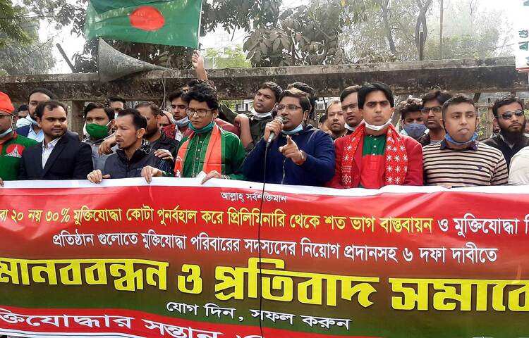 এক সপ্তাহের মধ্যে সরকারি চাকরিতে মুক্তিযোদ্ধা কোটা পুনর্বহালসহ ৬ দফা দাবিতে রাজধানীতে প্রতিবাদ সমাবেশ ও মানববন্ধন করা হয়েছে। আজ জাতীয় প্রেসক্লাবের সামনে ‘মুক্তিযোদ্ধার সন্তান ও প্রজন্ম’ ব্যানারে এ কর্মসূচি পালিত হয়। ছবি: জাগো নিউজ