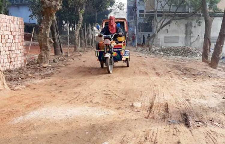 রাজধানীর ক্যান্টনমেন্ট এলাকার বালুঘাট-মাস্টারটেক সড়কটির দৈর্ঘ প্রায় তিন কিলোমিটার। একসময় এই সড়ক দিয়ে সহজেই পল্লবীর সাগুফতা থেকে উত্তরার জসিম উদ্দিনে যাওয়া যেত। কিন্তু বর্তমানে সড়কটিতে যান চলাচল প্রায় বন্ধ হয়ে গেছে। ছবি: জাগো নিউজ