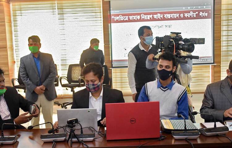 ‘চলচ্চিত্রে তামাক নিয়ন্ত্রণ আইন বাস্তবায়ন ও করণীয়’ শীর্ষক আলোচনা সভা রাজধানীর ডিএফপিতে অনুষ্ঠিত হয়েছে। ছবি: ডিএফপি