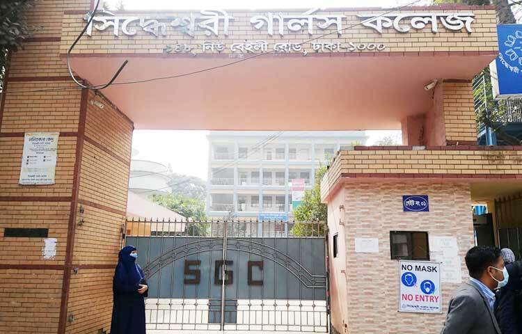 আজ প্রকাশিত হয়েছে এইচএসসি ও সমমানের পরীক্ষার ফলাফল। কিন্তু ফলাফল প্রকাশের পর শিক্ষাপ্রতিষ্ঠানের সামনের নেই শিক্ষার্থীদের চিরাচরিত সেই ভিড় ও প্রাণময় উচ্ছ্বাস। দুপুরে রাজধানীর সিদ্ধেশ্বরী গার্লস কলেজের সামনে এমন দৃশ্য দেখা গেছে। ছবি: জাগো নিউজ