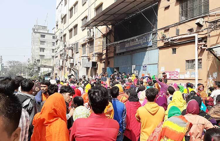 পূর্ব ঘোষণা ছাড়াই কারখানা বন্ধের প্রতিবাদ ও জানুয়ারি মাসসহ অগ্রিম তিন মাসের বেতন ও ঈদ বোনাসের দাবিতে সড়ক অবরোধ করেছিলেন রাজধানীর মিরপুর-২ এর জিন্স ম্যানুফ্যাকচারিং কারখানার শ্রমিকরা। আজ পাঁচ ঘণ্টা অবরোধের পর মালিকপক্ষ আলোচনায় বসতে রাজি হওয়ায় রাস্তা থেকে সরে গেছেন তারা। সকাল ৮টায় শ্রমিকরা মিরপুর-২ এর সনি সিনেমা হলের সামনে অবরোধ শুরু করেন। ছবি: জাগো নিউজ