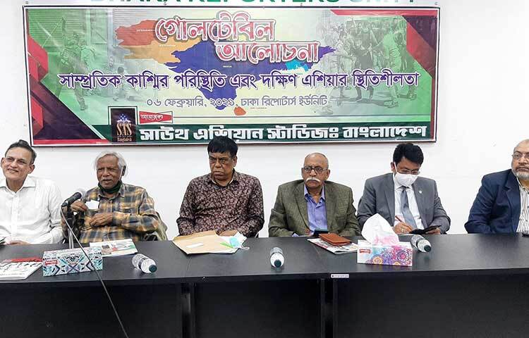 আজ সকালে ঢাকা রিপোর্টার্স ইউনিটিতে (ডিআরইউ) ‘সাউথ এশিয়ান স্টাডিজ: বাংলাদেশ’ আয়োজিত ‘সাম্প্রতিক কাশ্মির পরিস্থিতি এবং দক্ষিণ এশিয়ার স্থিতিশীলতা’ শীর্ষক আলোচনা সভায় বক্তৃতা করেন গণস্বাস্থ্য কেন্দ্রের প্রতিষ্ঠাতা ট্রাস্টি ডা. জাফরুল্লাহ চৌধুরী। ছবি: জাগো নিউজ