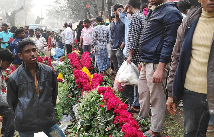 রাজধানীর শাহবাগের ফুলের দোকানে উপচেপড়া ভিড়। আগামীকাল ভালোবাসা দিবস ও পহেলা ফাল্গুন উপলক্ষে ফুলের চাহিদা বেড়েছে। ছবি: জাগো নিউজ