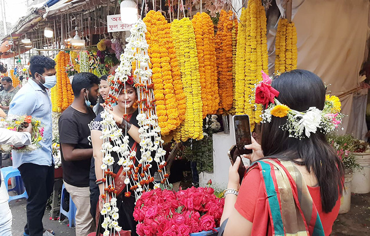 ভালোবাসা দিবস ও বসন্ত উৎসবে ফুলের দোকানে ফুল কিনতে গিয়ে ফটোসেশনে মেতেছেন তারা। ছবি: মাহবুব আলম