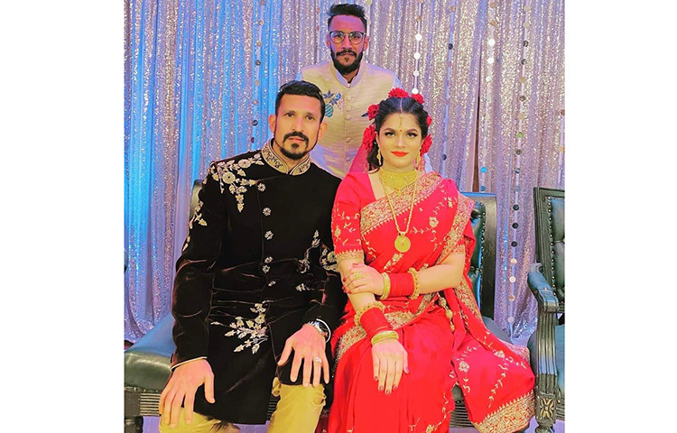 বিয়ে করেছেন বাংলাদেশ জাতীয় ক্রিকেট দলের একসময়কার তারকা অলরাউন্ডার নাসির হোসেন। রোববার (১৪ ফেব্রুয়ারি) বিশ্ব ভালোবাসা দিবসে রাজধানীর উত্তরার একটি রেস্তোরাঁয় তার বিয়ের আনুষ্ঠানিকতা সম্পন্ন হয়। অনুষ্ঠানে পরিবারের লোকজন এবং ঘনিষ্ঠ আত্মীয়স্বজনরা উপস্থিত ছিলেন। নাসিরের বিয়ের এ ছবি ভক্তরা শেয়ার করছেন। ছবি: সংগৃহীত