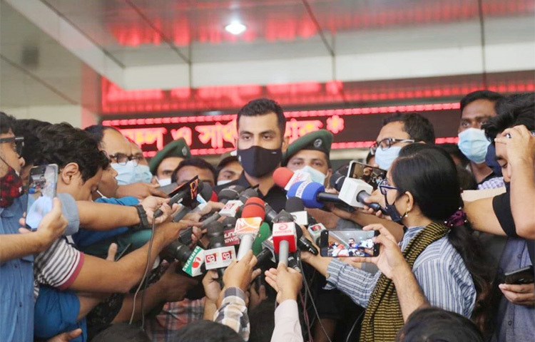 রাজধানীর কুর্মিটোলা হাসপাতালে করোনার টিকা নিয়েছেন বাংলাদেশ ক্রিকেট দলের ওয়ানডে অধিনায়ক তামিম ইকবাল। ছবি: বিপ্লব দিক্ষিৎ