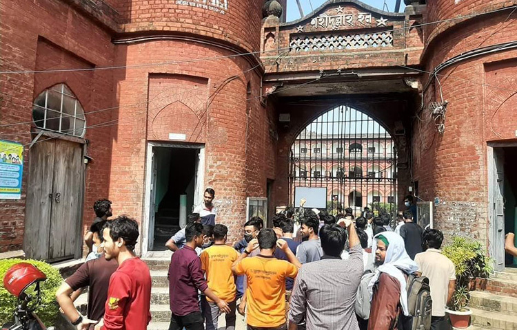 জোরপূর্বক হলে প্রবেশ করেছেন ঢাকা বিশ্ববিদ্যালয়ের শিক্ষার্থীরা। তারা ড. মুহম্মদ শহীদুল্লাহ্ ও অমর একুশে হলে অবস্থান নিয়েছেন। ছবি: আল-সাদী ভূঁইয়া