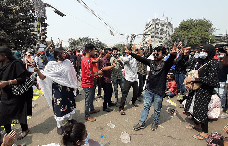 ঢাকা বিশ্ববিদ্যালয় অধিভুক্ত সরকারি সাত কলেজের চলমান সব পরীক্ষা স্থগিতের প্রতিবাদে শিক্ষার্থীরা বিক্ষোভ করেন। গতকাল সকাল ৯টা থেকে নীলক্ষেত মোড়ে অবস্থান নিয়ে বিক্ষোভ শুরু করেন শিক্ষার্থীরা। ছবি: বিপ্লব দিক্ষিৎ