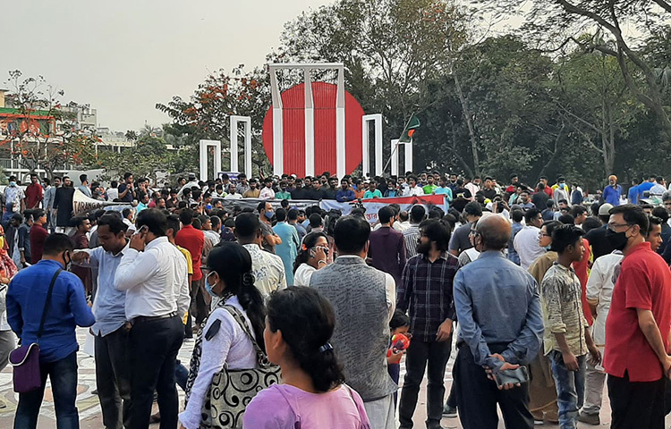 কারাবন্দী অবস্থায় লেখক মুশতাক আহমেদের মৃত্যুর ঘটনায় আজ রাজধানীর কেন্দ্রীয় শহীদ মিনারে প্রতিবাদ করেছেন কয়েকটি ছাত্র সংগঠনের কর্মীরা। ছবি: বিপ্লব দিক্ষিৎ