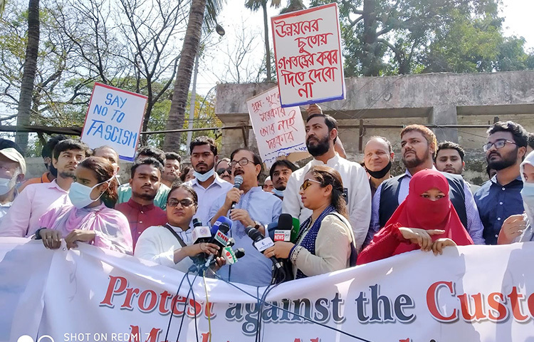 আজ ছাত্র অধিকার পরিষদের ব্যানারে জেল হেফাজতে লেখক মুশতাক আহমেদের মৃত্যুর প্রতিবাদে আয়োজিত সভায় উপস্থিত ছিলেন নাগরিক ঐক্যের আহ্বায়ক মাহামুদুর রহমান মান্না। ছবি: বিপ্লব দিক্ষিৎ