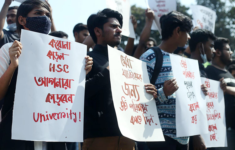 ভর্তি পরীক্ষায় জিপিএ ফাইভ বহাল রাখতে ঢাকা বিশ্ববিদ্যালয়ের টিএসসিতে শিক্ষার্থীদের বিক্ষোভ। ছবি: মাহবুব আলম