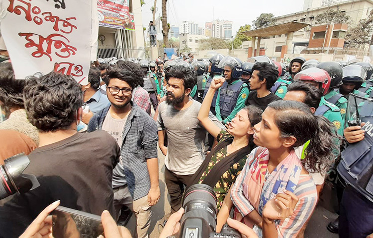 ডিজিটাল নিরাপত্তা আইন বাতিল ও গ্রেফতার আট নেতাকর্মীর মুক্তির দাবিতে বামপন্থী ছাত্র সংগঠনগুলোর স্বরাষ্ট্র মন্ত্রণালয় ঘেরাও কর্মসূচিতে বাধা দেয় পুলিশ। ছবি: বিপ্লব দিক্ষিৎ