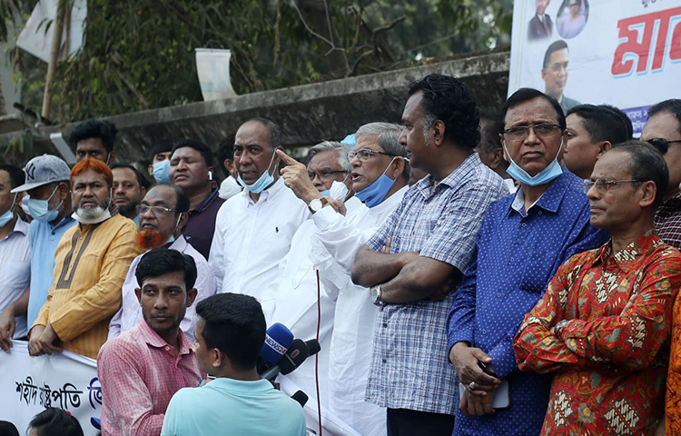 আজ রাজধানীর জাতীয় প্রেসক্লাবের সামনে ঢাকা মহানগর দক্ষিণ ও মহানগর উত্তর বিএনপি আয়োজিত সমাবেশে বক্তব্য দেন বিএনপি মহাসচিব মির্জা ফখরুল ইসলাম আলমগীর। ছবি: জাগো নিউজ