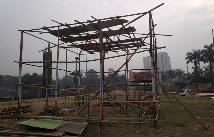 ১৮ মার্চ থেকে শুরু হতে যাচ্ছে অমর একুশের বইমেলা। বইমেলায় অংশ নিতে যাওয়া প্রকাশনা সংস্থার স্টল নির্মাণের কাজ দ্রুত গতিতে এগিয়ে চলছে। ছবি: জাগো নিউজ