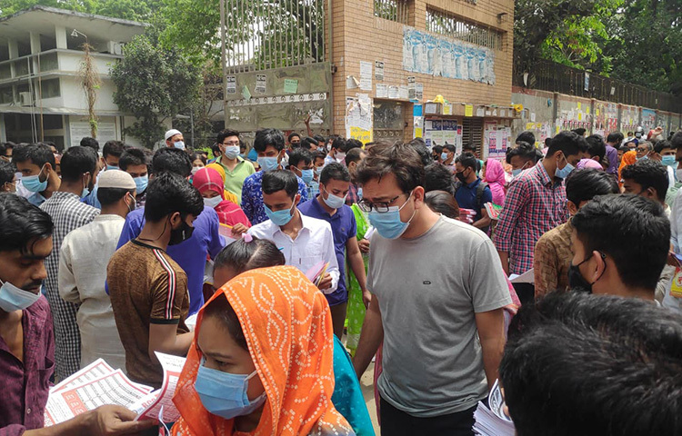 আজ বিসিএস প্রিলিমিনারি পরীক্ষা সারাদেশে সুষ্ঠুভাবে অনুষ্ঠিত হয়েছে। রাজধানীর আজিমপুরের কলেজ অব হোম ইকনোমিকসের সামনে থেকে পরীক্ষার্থীদের এ ছবি তোলা হয়েছে। ছবি: জাগো নিউজ