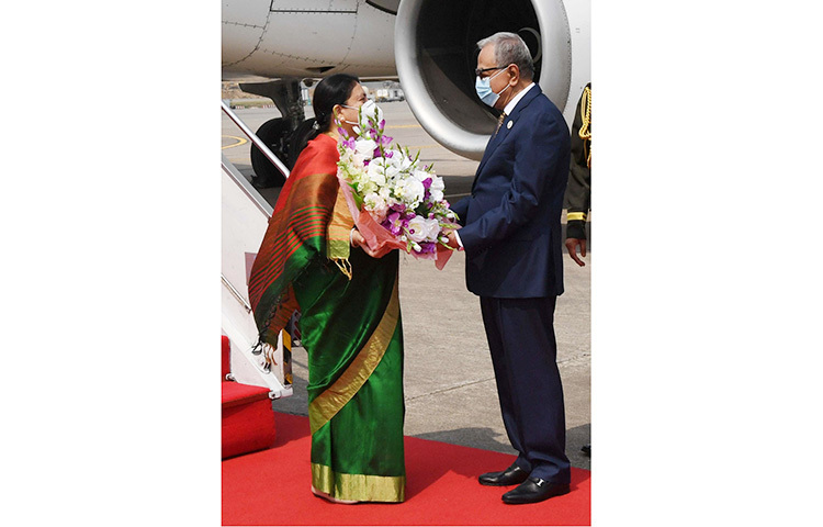 আজ সকালে নেপালের প্রেসিডেন্ট বিদ্যা দেবী ভান্ডারি ঢাকায় পৌঁছেছেন। রাষ্ট্রপতি মো. আবদুল হামিদের আমন্ত্রণে বঙ্গবন্ধু শেখ মুজিবুর রহমানের জন্মশতবার্ষিকী ও বাংলাদেশের স্বাধীনতার সুবর্ণজয়ন্তীর অনুষ্ঠানে যোগ দিতে দুই দিনের রাষ্ট্রীয় সফরে তিনি ঢাকায় এসেছেন। রাষ্ট্রপতি আবদুল হামিদ বিমানবন্দরে নেপালের প্রেসিডেন্টকে অভ্যর্থনা জানান। ছবি: বিপ্লব দিক্ষিৎ