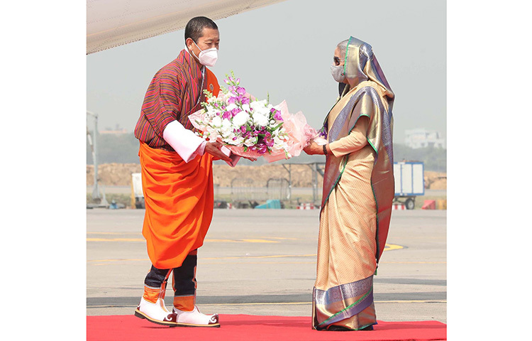 জাতির পিতা বঙ্গবন্ধু শেখ মুজিবুর রহমানের জন্মশতবার্ষিকী ও বাংলাদেশের স্বাধীনতার সুবর্ণজয়ন্তী অনুষ্ঠানে যোগ দিতে ঢাকায় এসেছে ভুটানের প্রধানমন্ত্রী ডা. লোটে শেরিং। তাকে অভ্যর্থনা জানান প্রধানমন্ত্রী শেখ হাসিনা। ছবি: পিআইডি