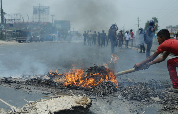 আজ হেফাজতের ডাকা হরতালে নারায়ণগঞ্জের সিদ্ধিরগঞ্জের সাইনবোর্ড এলাকায় আইনশৃঙ্খলা বাহিনীর সঙ্গে হরতাল সমর্থকদের ধাওয়া-পাল্টা ধাওয়া ও সংঘর্ষের ঘটনা ঘটে। এ সময় রাস্তায় আগুন জ্বালিয়ে দেয় হরতাল সমর্থকরা। ছবি: মাহবুব আলম