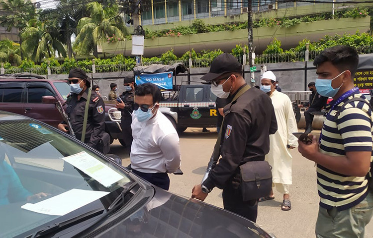আজ রাজধানীর মতিঝিলে করোনা নিয়ে জনসচেতনতা বৃদ্ধিতে অভিযান পরিচালনা করেন র‌্যাব সদর দফতরের নির্বাহী ম্যাজিস্ট্রেট পলাশ কুমার বসু। এ সময় ভ্রাম্যমাণ আদালতে যারা মাস্ক ব্যবহার করেননি তাদেরকে জরিমানা করা হয়। ছবি: জাগো নিউজ