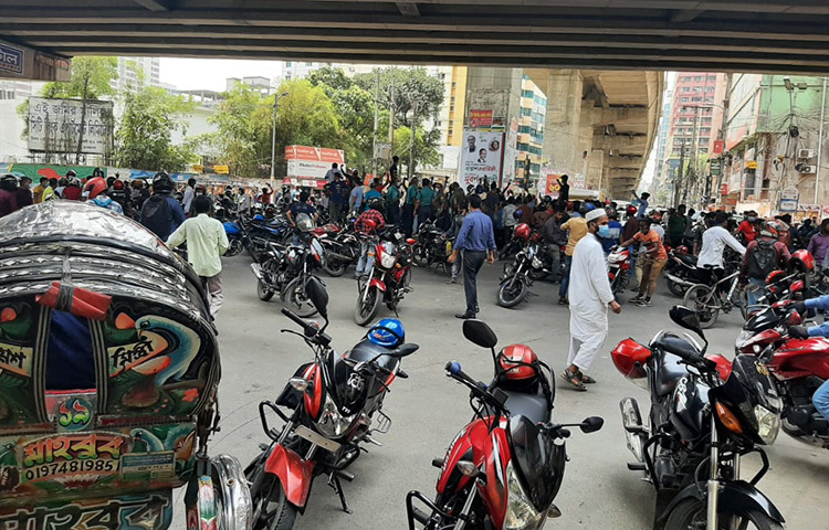 করোনাভাইরাসের সংক্রমণ বাড়ায় চলমান কঠোর বিধিনিষেধের আওতায় রাইড শেয়ারিং সার্ভিস বন্ধের মগবাজারে প্রতিবাদে বিক্ষোভ করেন চালকরা। ছবি: বিপ্লব দিক্ষিৎ