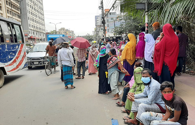 বাজারদর ঊর্ধ্বগতি, অন্যদিকে রমজানের শুরুতে দেশে থাকবে কঠোর বিধিনিষেধ। এর দৃশ্যমান প্রভাব এখনই বোঝা যাচ্ছে টিসিবির পণ্য বিক্রির ট্রাকসেলগুলোর সামনে। বিশেষ করে কঠোর বিধিনিষেধের খবরের পর থেকে আরও কয়েকগুণ দীর্ঘ হয়েছে টিসিবির পণ্য ক্রয়ে ক্রেতাদের লাইন। ছবি: জাগো নিউজ