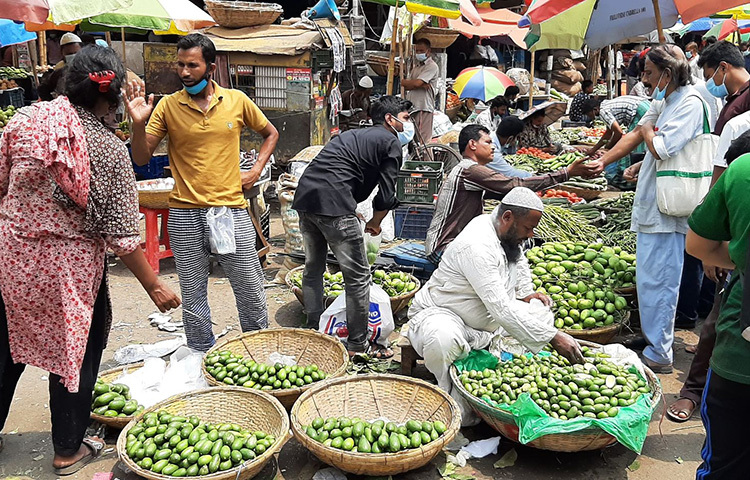 রাজধানীর কারওয়ান বাজার ও নিউমার্কেটে সরেজমিনে দেখা গেছে, লকডাউন স্বত্ত্বেও বাজারে বিপুল সংখ্যক ক্রেতার উপস্থিতি। ক্রেতাদের অধিকাংশের মুখেই মাস্ক দেখা গেলেও এই তুলনায় বিক্রেতাদের মুখে মাস্কের সংখ্যা খুবই কম। ছবি: জাগো নিউজ