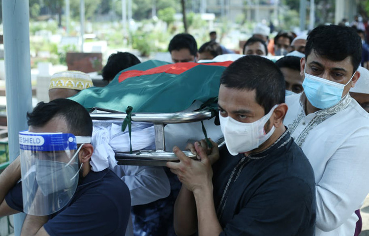 জানাজা শেষে রাজধানীর বনানী কবরস্থানে সমাধিস্থ করার জন্য নিয়ে যাওয়া হচ্ছে প্রয়াত অভিনেত্রী, প্রযোজক, পরিচালক সারাহ বেগম কবরীর মরদেহ। ছবি: মাহবুব আলম