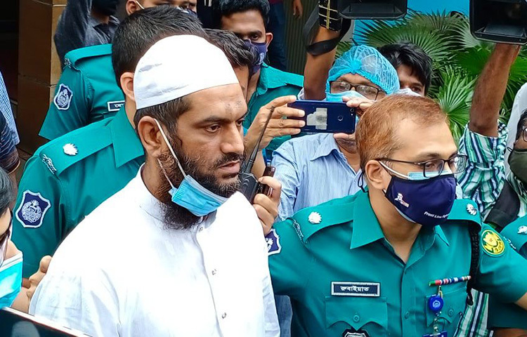 হেফাজতে ইসলামের কেন্দ্রীয় যুগ্ম মহাসচিব ও ঢাকা মহানগরীর সাধারণ সম্পাদক মামুনুল হককে আজ গ্রেফতার করেছে গোয়েন্দা পুলিশ। ছবি: মাহবুব আলম