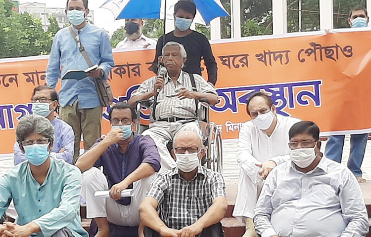 আজ কেন্দ্রীয় শহীদ মিনারে ‘লকডাউনে মানুষের হাহাকার বন্ধে- ঘরে ঘরে খাদ্য পৌঁছাও নাগরিক প্রতিকী অবস্থান’ শীর্ষক এক কর্মসূচি পালন করা হয়। ছবি: জাগো নিউজ