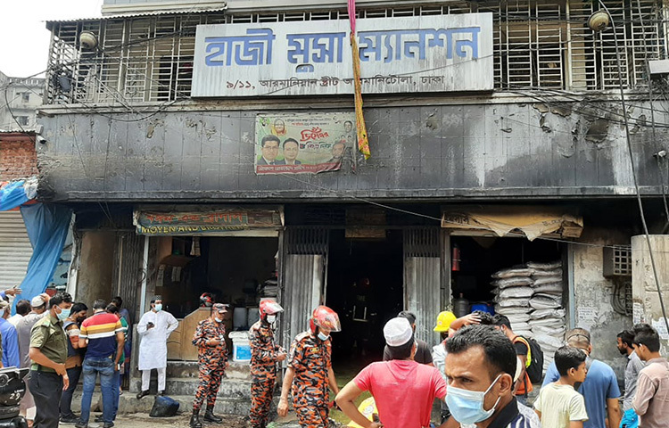 রাজধানীর পুরান ঢাকার আরমানিটোলায় হাজী মুসা ম্যানশন নামের একটি ছয়তলা ভবনের নিচতলায় কেমিক্যাল গোডাউনে অগ্নিকাণ্ডের ঘটনা ঘটেছে। ছবি: জাগো নিউজ