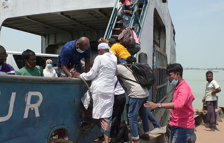 লকডাউনে যারা গ্রামের বাড়ি গিয়েছিলেন আজ মার্কেট খোলার কারণে দেশের দক্ষিণাঞ্চলের সেসব মানুষ রাজধানী ঢাকায় কর্মস্থলে ফিরছেন। ঝুঁকি নিয়েও ফেরি পার হচ্ছেন কেউ কেউ। ছবি: জাগো নিউজ