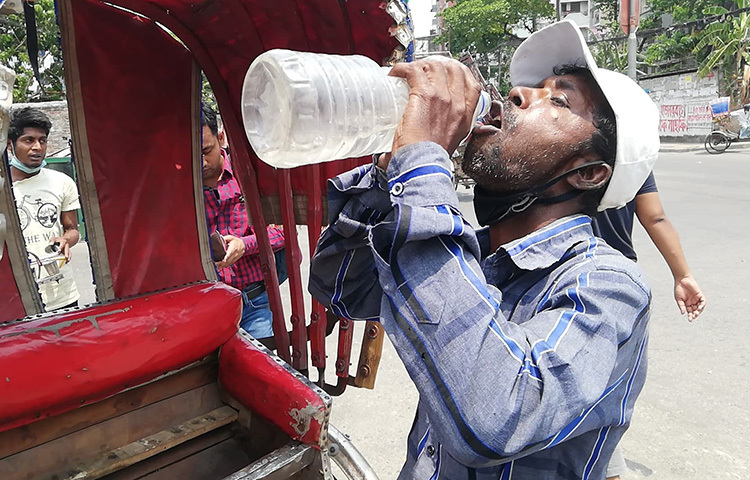 প্রচণ্ড গরমে দিশেহারা রাজধানীবাসী। বিশেষ করে শ্রমজীবী মানুষ গরমে নাকাল। গরমে পানির পিপাসা মেটাতে রিকশা থামিয়ে পানি পান করছেন তিনি। ছবি: জাগো নিউজ