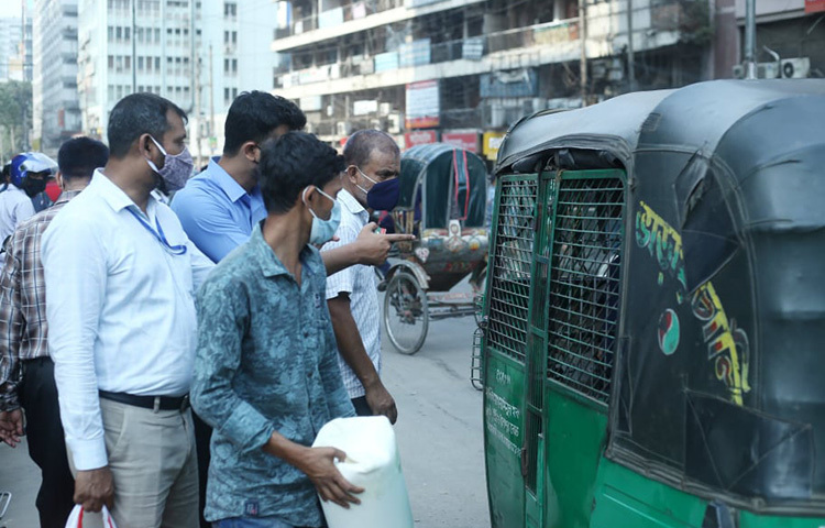 লকডাউনের কারণে গণপরিবহন চলাচল না করায় সিএনজির চাহিদা বেড়েছে। গন্তব্যে যাওয়ার জন্য রাজধানীবাসীর এখন যেন জন্য সিএনজি ও রিকশাই একমাত্র ভরসা। ছবি: বিপ্লব দিক্ষিৎ
