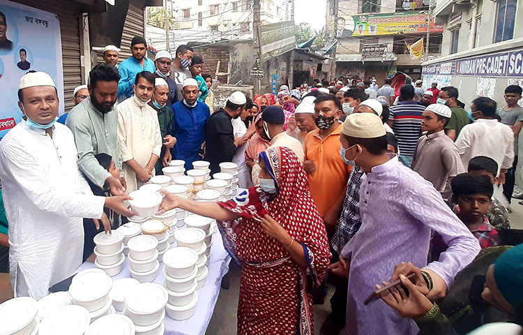 ঢাকা দক্ষিণ স্বেচ্ছাসেবক লীগের সভাপতি কামরুল হাসান রিপন দনিয়ার সরাই মসজিদ রোড এলাকায় ইফতার বিতরণ করেছেন। ছবি: বিপ্লব দিক্ষিৎ