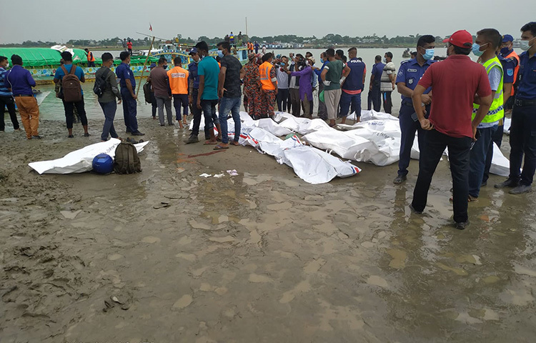 মাদারীপুরের শিবচরে থেমে থাকা বালুবোঝাই বাল্কহেডে স্পিডবোটের ধাক্কায় এখন পর্যন্ত ২৬ জনের মরদেহ উদ্ধার করা হয়েছে। জীবিত উদ্ধার করা হয়েছে আরও পাঁচজনকে। ছবি: জাগো নিউজ