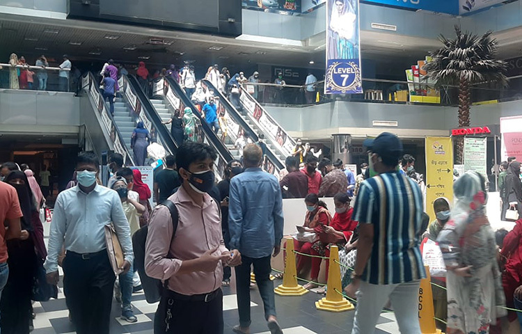 রাজধানীর অন্যতম বৃহৎ শপিং কমপ্লেক্স বসুন্ধরা শপিংমলে ঈদের কেনাকাটা জমে উঠেছে। ছবি: বিপ্লব দিক্ষিৎ