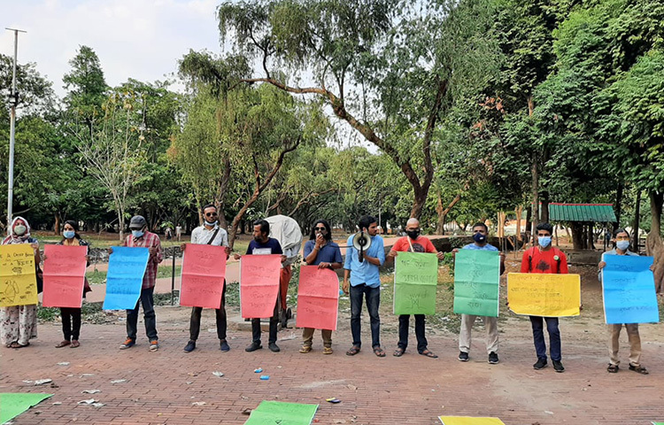 রাজধানীর সোহরাওয়ার্দী উদ্যানের গাছ কাটার প্রতিবাদ করছেন পরিবেশবাদী সংগঠনের সদস্যরা। ছবি: জাগো নিউজ