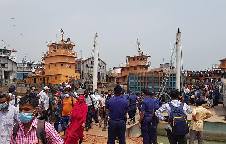 রাজধানী থেকে ঈদে ঘরমুখো মানুষ মুন্সিগঞ্জের শিমুলিয়া ফেরিঘাটে ভিড় করেছে। ছবি: জাগো নিউজ