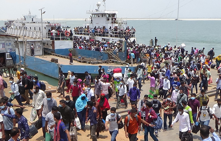 লকডাউনের বিধিনিষেধ উপেক্ষা করে মানিকগঞ্জের পাটুরিয়া থেকে একটি ছোট ফেরিতে দৌলতদিয়া ঘাটে এসেছে প্রায় ১২০০ যাত্রী ও একটি অ্যাম্বুলেন্স। ছবি: রুবেলুর রহমান
